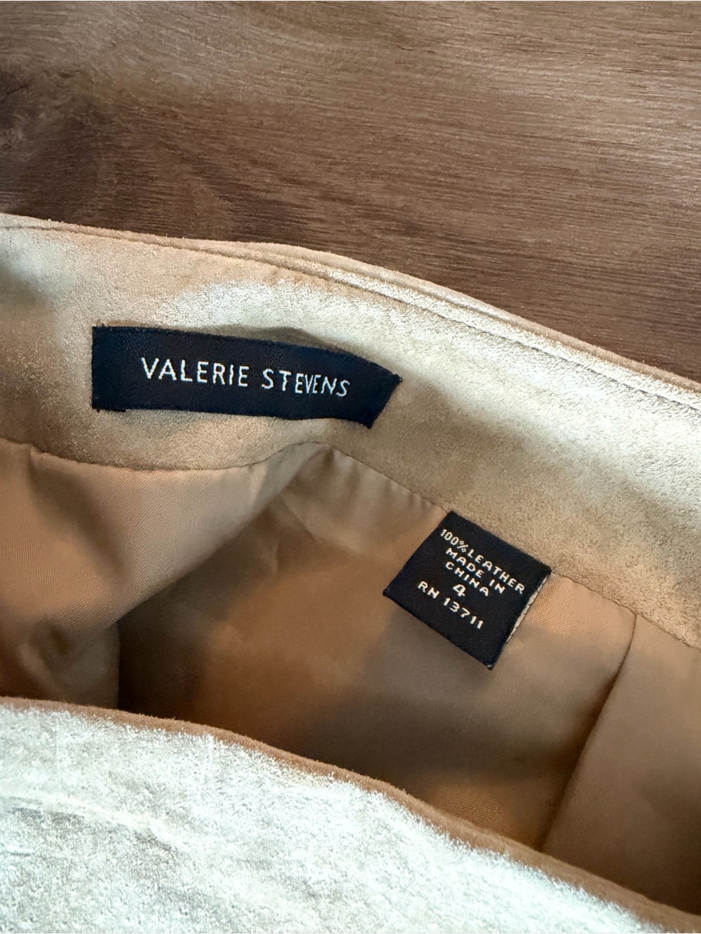 Valerie Stevens Women’s Leather Skirt in Light Beige - Picture 3 of 5